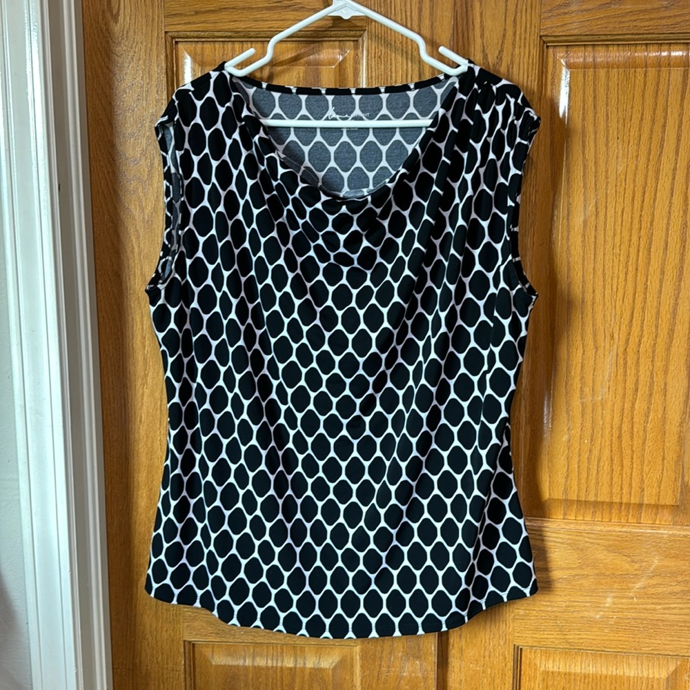 Black and white sleeveless top 18/20